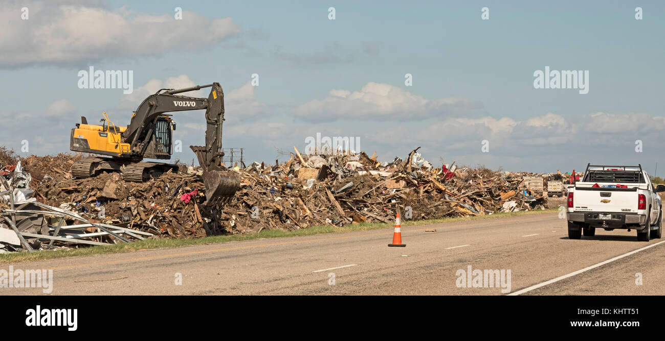 Rockport, Texas - Rückstände aus der Hurrikan harvey Zerstörung gedumpten im Mittelstreifen der State Highway 35. Stockfoto