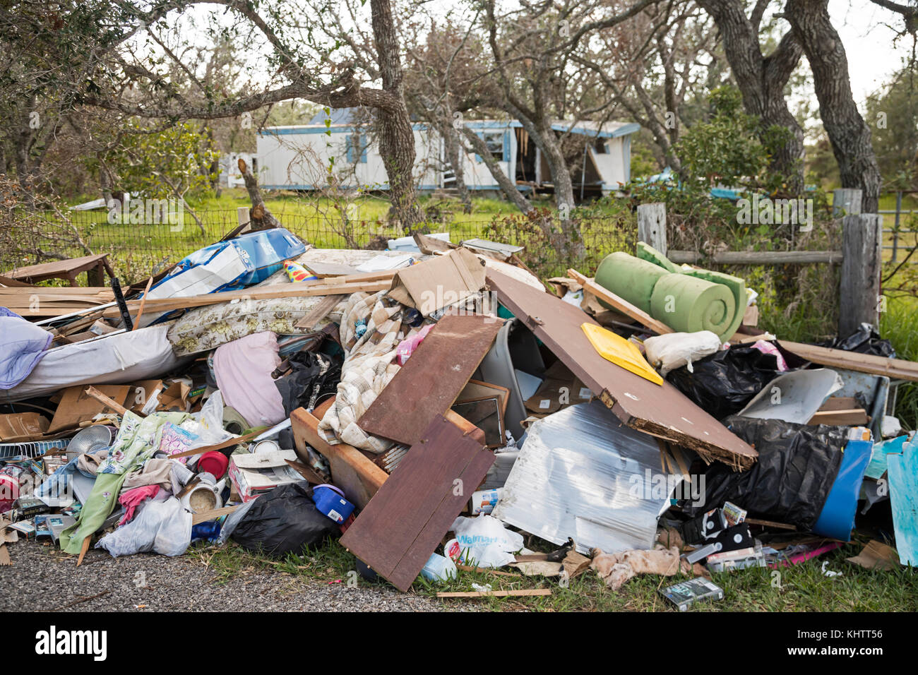 Rockport, Texas - Hurrikan harvey Ablagerungen vor einem schwer beschädigten Mobilheim. Stockfoto