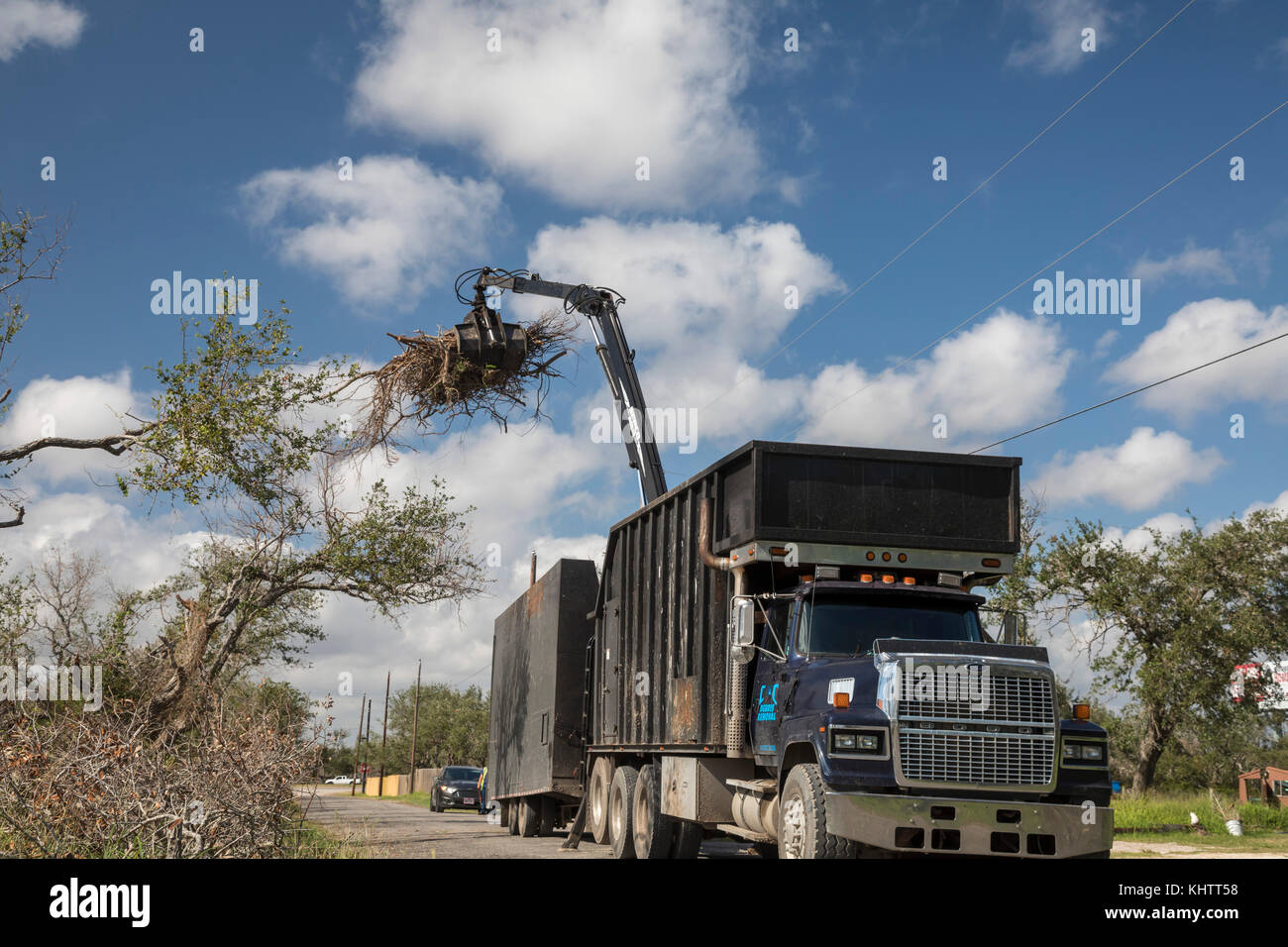 Rockport, Texas - ein Lkw nimmt Schmutz vom Hurrikan Harvey, 10 Wochen nach dem Sturm seiner South Texas. Stockfoto