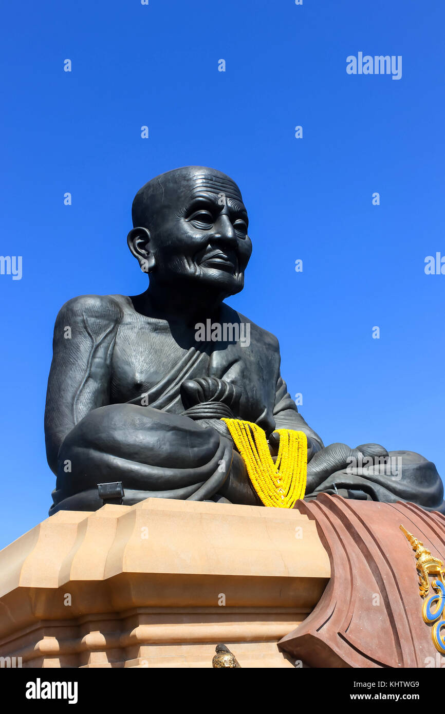 Closeup Luang phor tuad Statue im Wat Huai mongkhon mit blauem Himmel Stockfoto