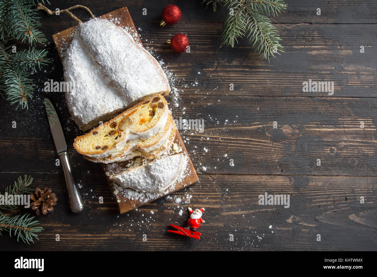 Christstollen auf Holzuntergrund. Traditionelle Weihnachten festliches Gebäck Nachtisch. Stollen für Weihnachten. Stockfoto