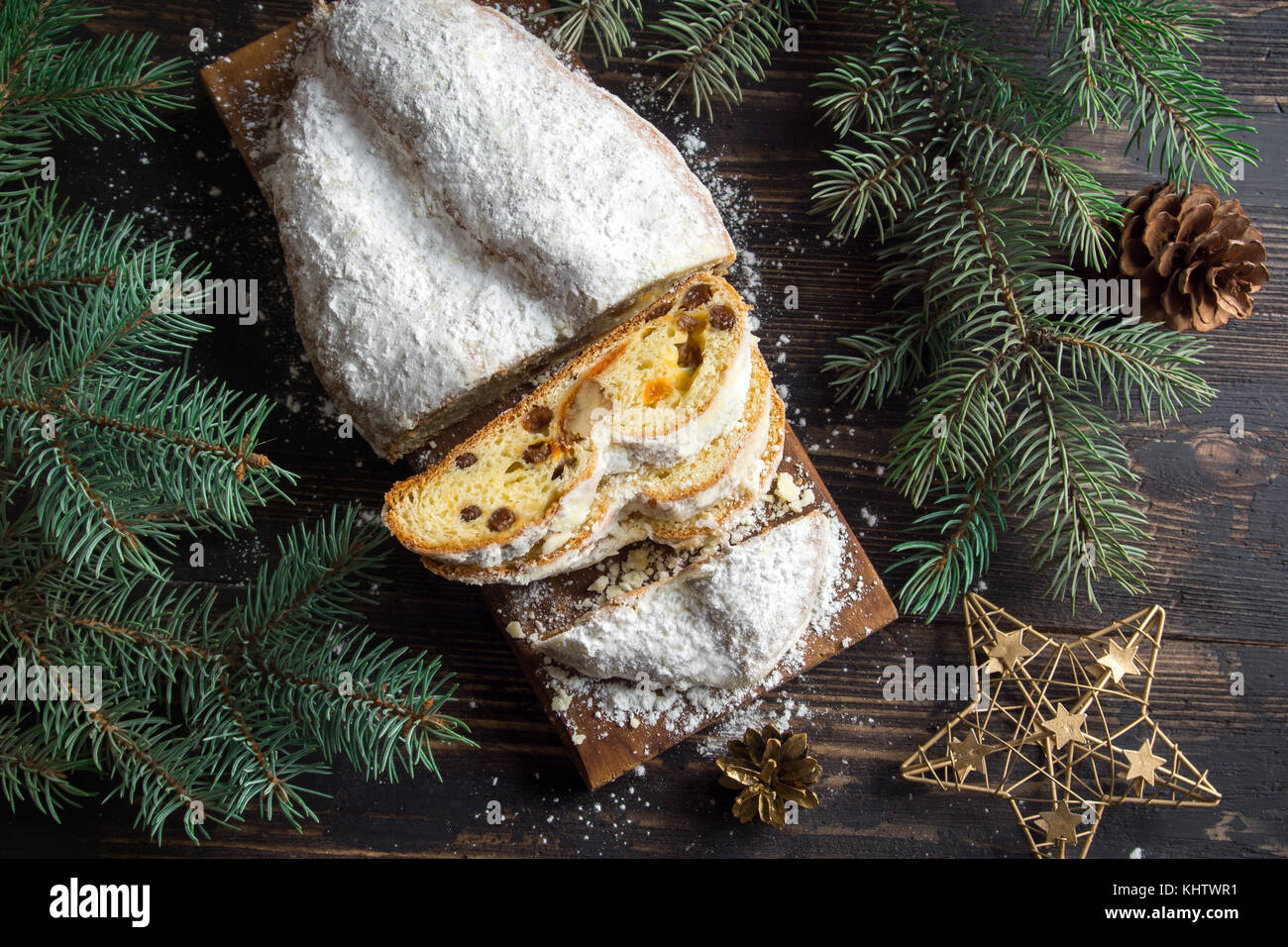 Christstollen auf Holzuntergrund. Traditionelle Weihnachten festliches Gebäck Nachtisch. Stollen für Weihnachten. Stockfoto