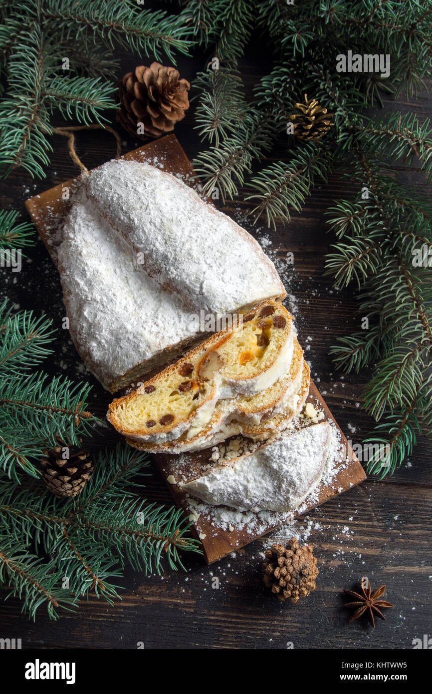 Christstollen auf Holzuntergrund. Traditionelle Weihnachten festliches Gebäck Nachtisch. Stollen für Weihnachten. Stockfoto