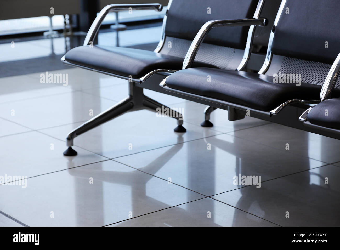 Abflughalle am Flughafen und warten Stühle Stockfoto