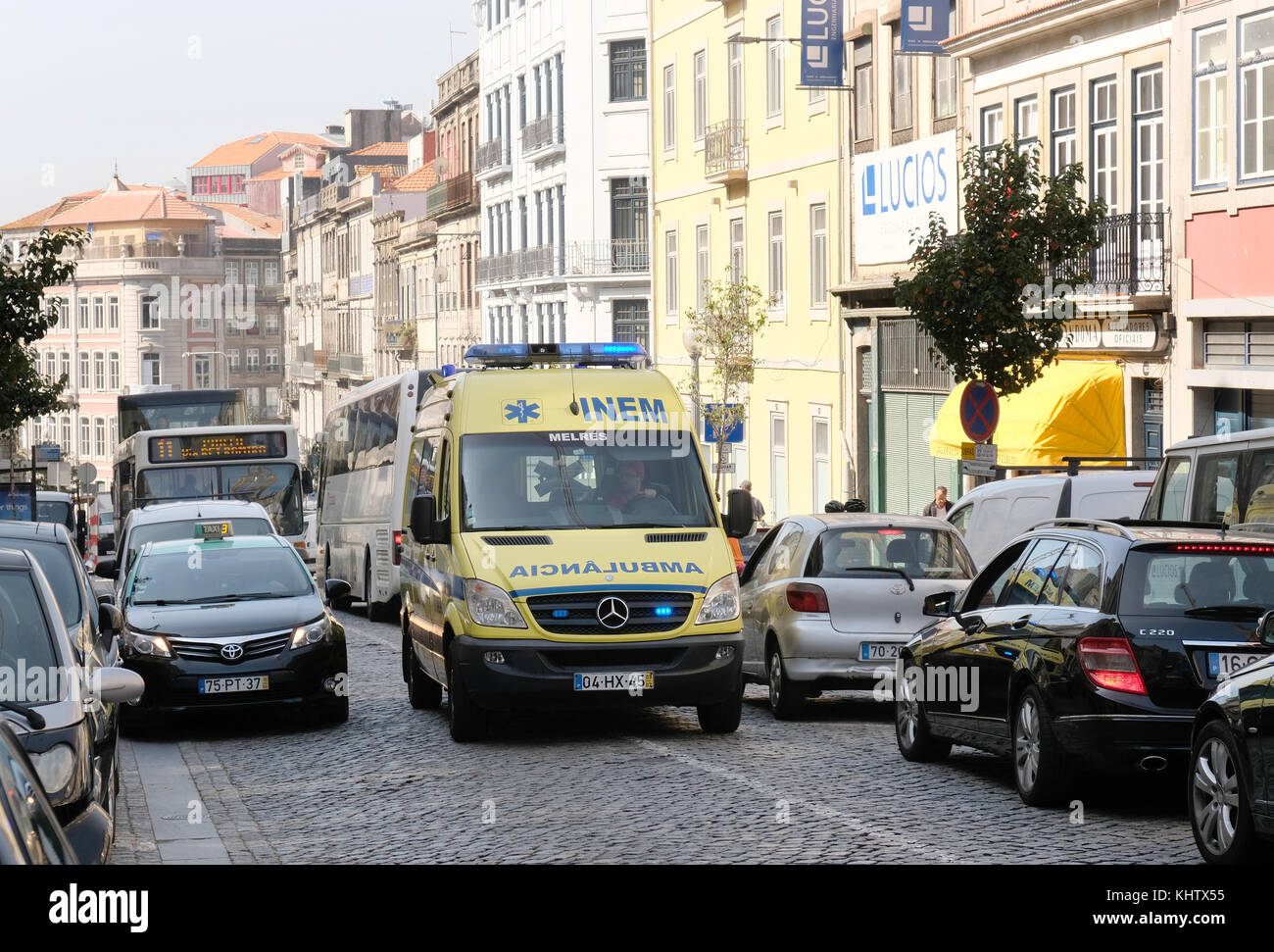 September 2017 - Rettungswagen auf einem schnellen Lauf in den Straßen von Porto, Portugal, Stockfoto
