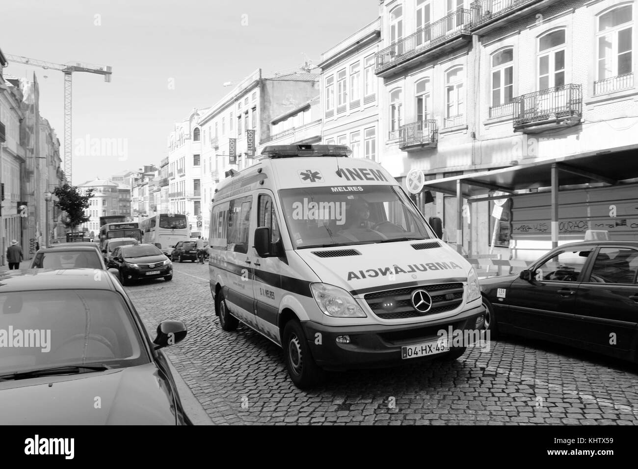 September 2017 - Rettungswagen auf einem schnellen Lauf in den Straßen von Porto, Portugal, Stockfoto