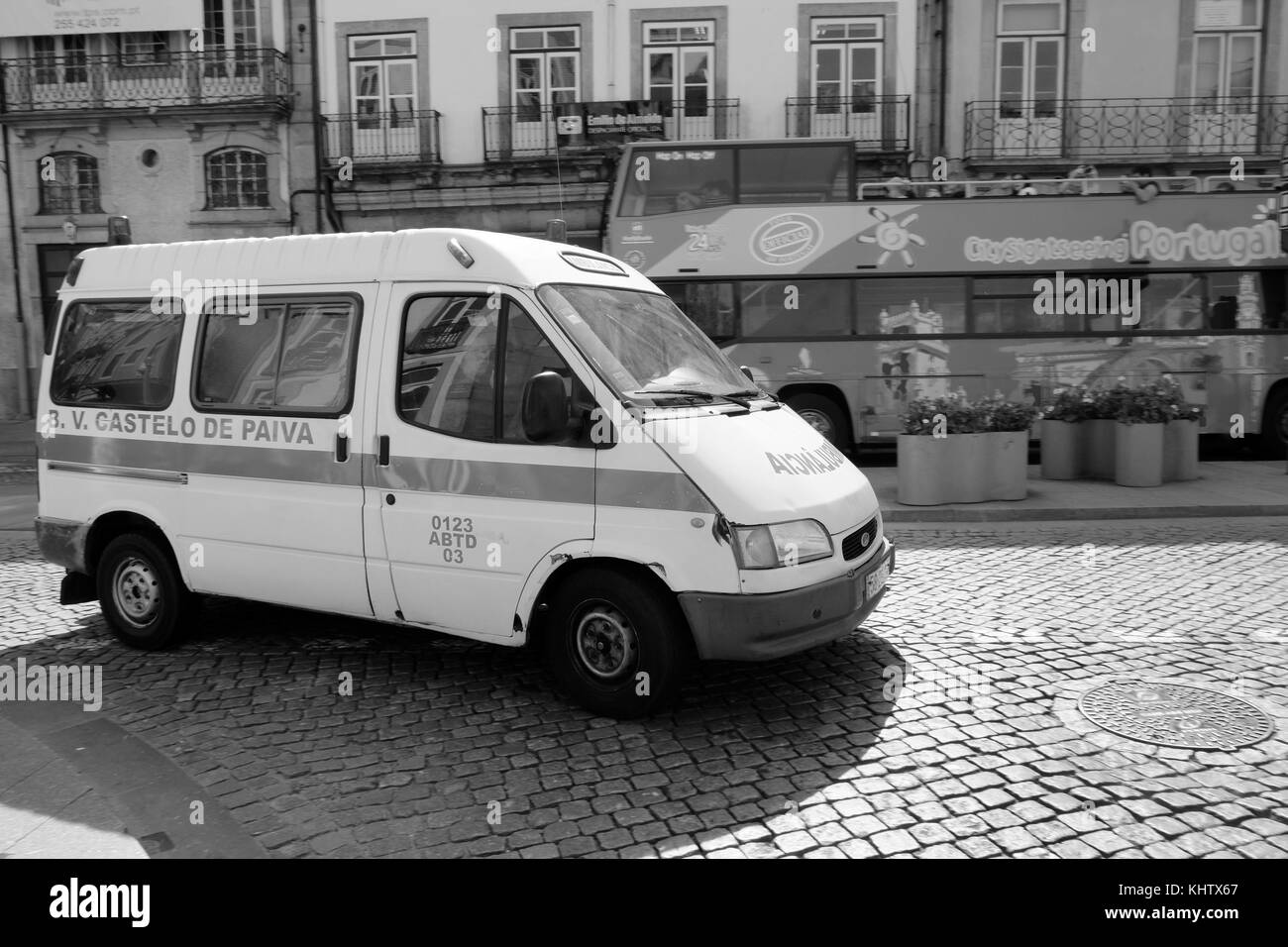 September 2017 - Portugiesischer Polizeiwagen in der Stadt Porto Stockfoto