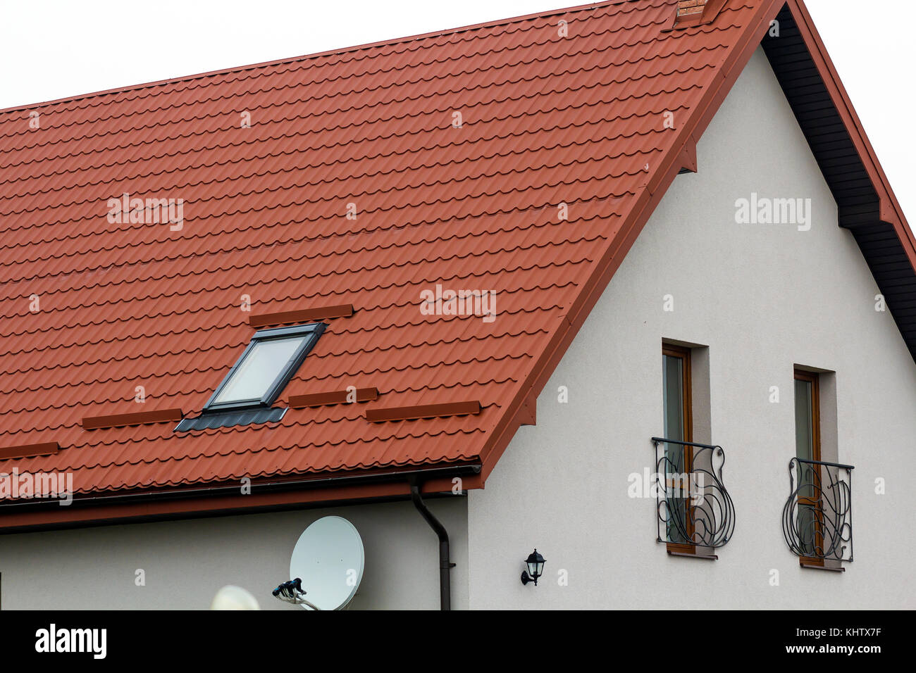 Dach eines neuen Haus von gelb Dachpfannen hergestellt Stockfoto