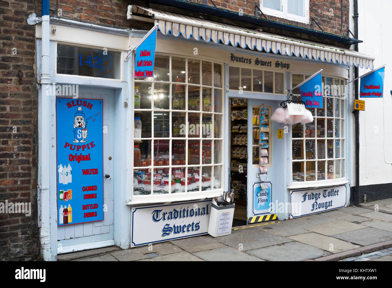 Hunter ist eine kleine traditionelle Konditorei Verkauf aller Arten von altmodischen Bonbons und Süßigkeiten in Kirche Straße Whitby Stockfoto