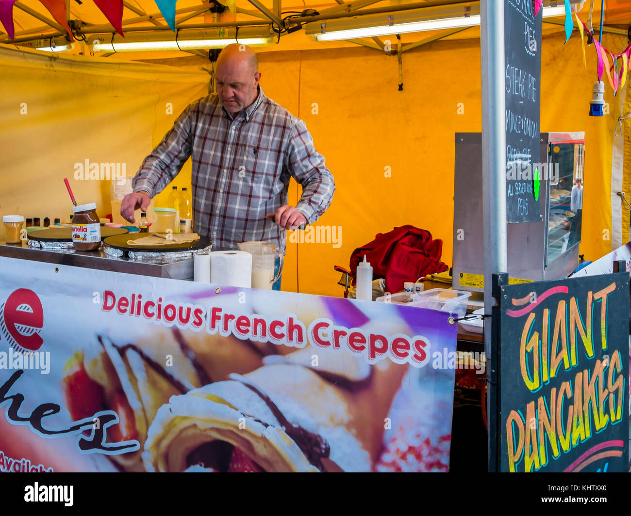 Ein Mann, der an seinem Marktstand in Darlington Co Durham England UK verkaufen fertige Süße Pfannkuchen oder Crepes Suzette Stockfoto