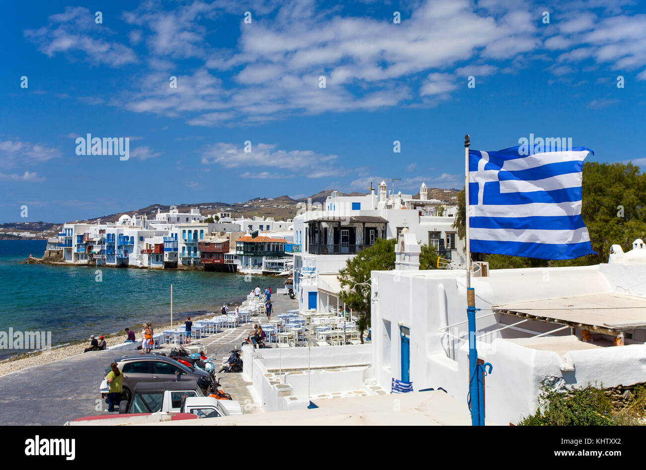 Griechische Flagge in Little Venice, Mykonos Stadt, Mykonos, Kykladen, Griechenland, Stockfoto