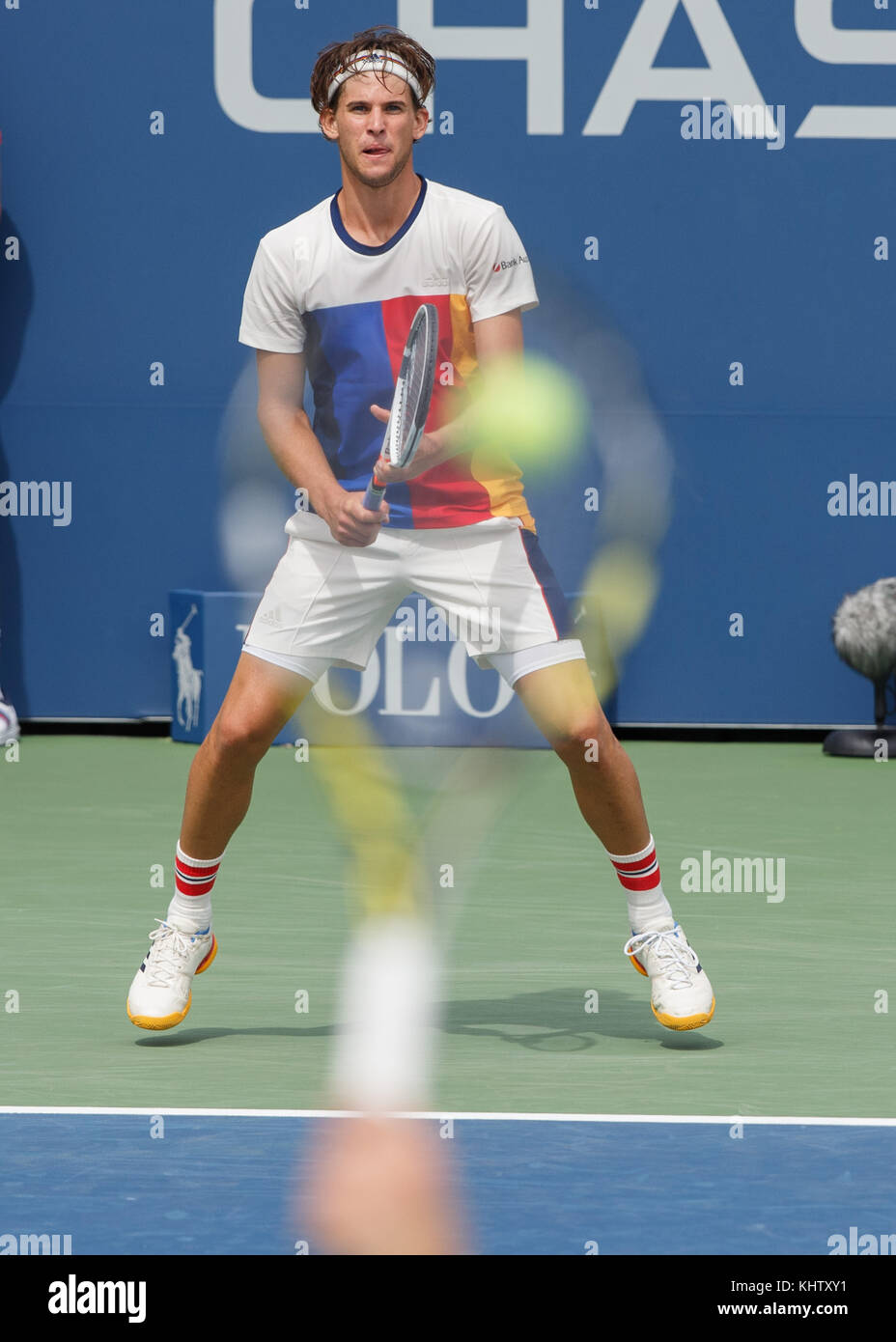 Austrian tennis player Dominic thiem (Aut) für wartende servieren bei US Open Tennis Championship 2017, New York City, New York, United States. Stockfoto