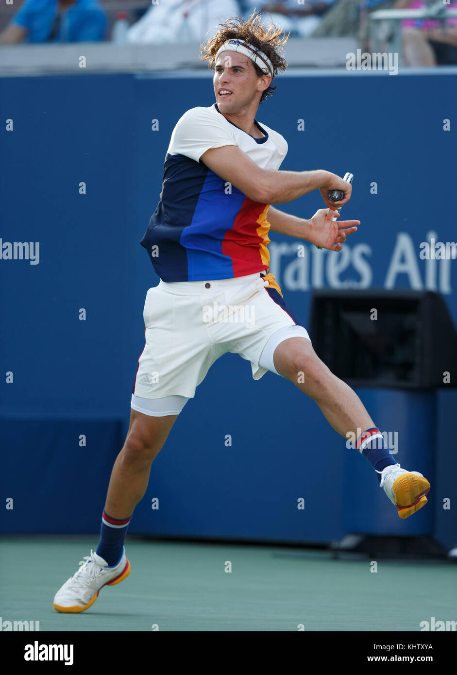 Der österreichische Tennisspieler DOMINIC THIEM (AUT) spielt bei der US Open  2017 Tennis Championship, New York City, New York, Vorhand-Schuss  Stockfotografie - Alamy