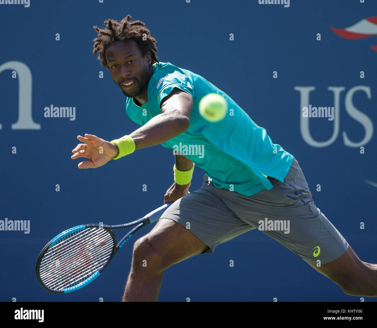 Französischen Tennisspieler Gael Monfils (fra) spielt Vorhand Schuß während singles Männer match bei den US-Open 2017 Tennis Meisterschaft, New York City, New York st Stockfoto