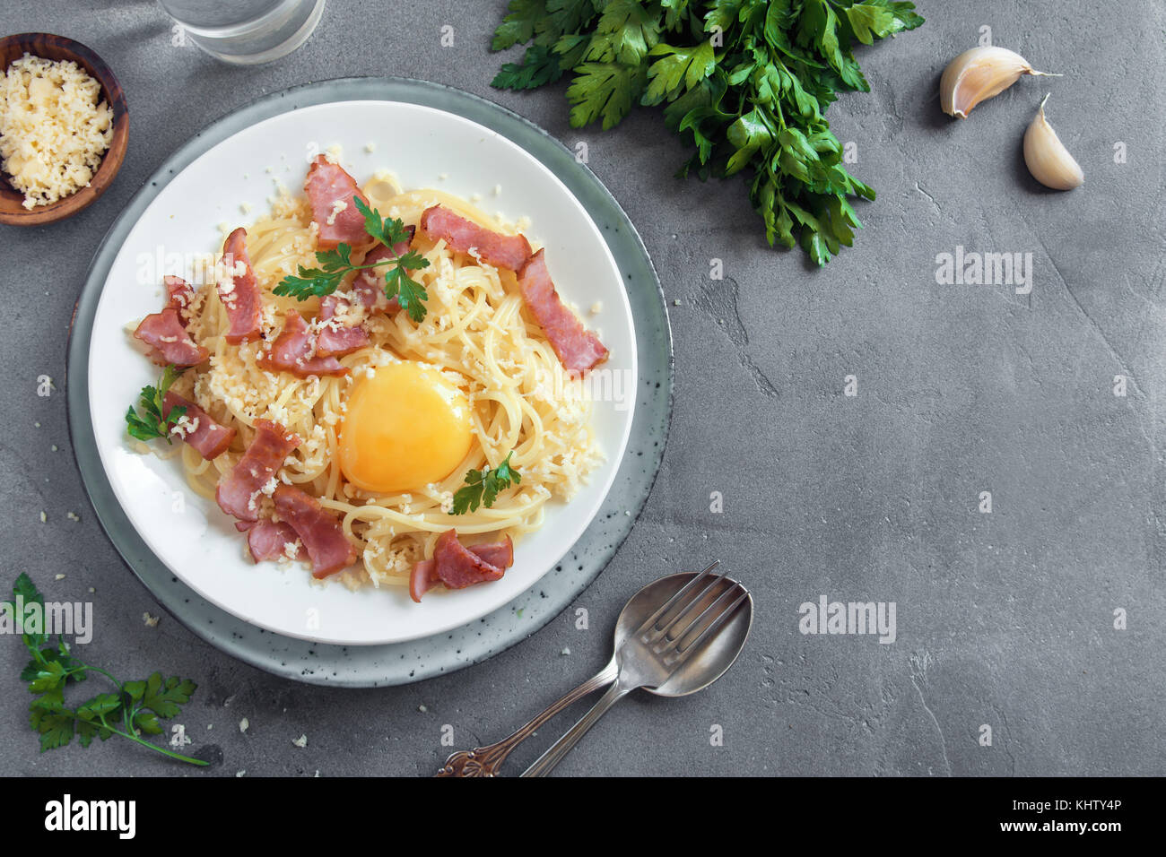Spaghetti Carbonara Nudeln mit Ei, Speck und Parmesan - Hausgemachte gesunde italienische Pasta auf grauem Beton Hintergrund Stockfoto