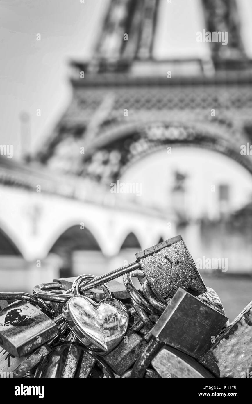 Liebe Schlösser in Paris, Eiffelturm im Hintergrund - die Schwarz-Weiß-Fotografie Stockfoto