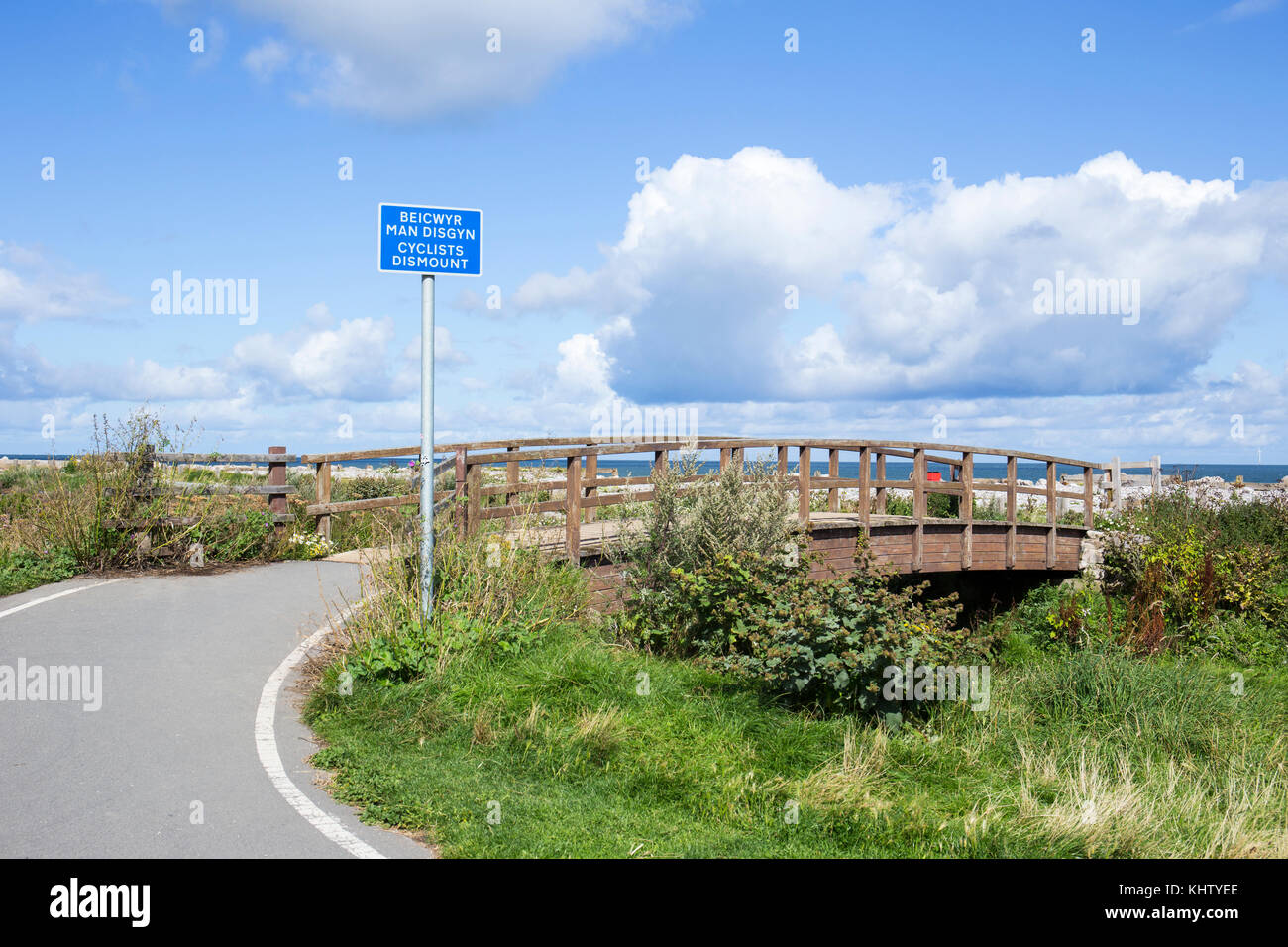 Radfahrer steigen Schild, vor Brücke, auf Wales Coast Path UK Stockfoto