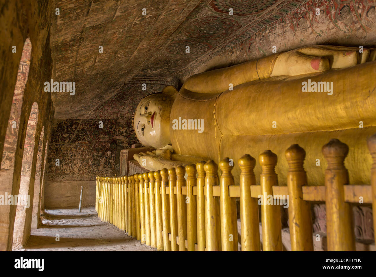 Golden liegenden Buddha Statue in Pho Win Taung Höhlen in Monywa, Mandalay. Stockfoto