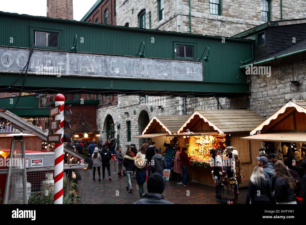 Leute einkaufen am Markt an der Toronto Weihnachtsmarkt Abschaltdruck Stockfoto