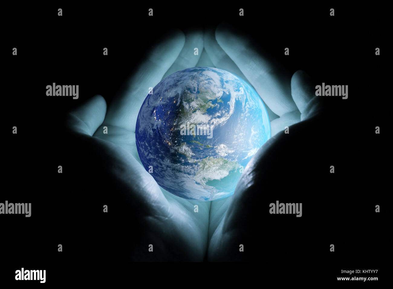 Männer Hände, die den Planeten Erde gedreht, um die Kontinente von Nord- und Südamerika mit einem Blau auf schwarzem Hintergrund. Stockfoto