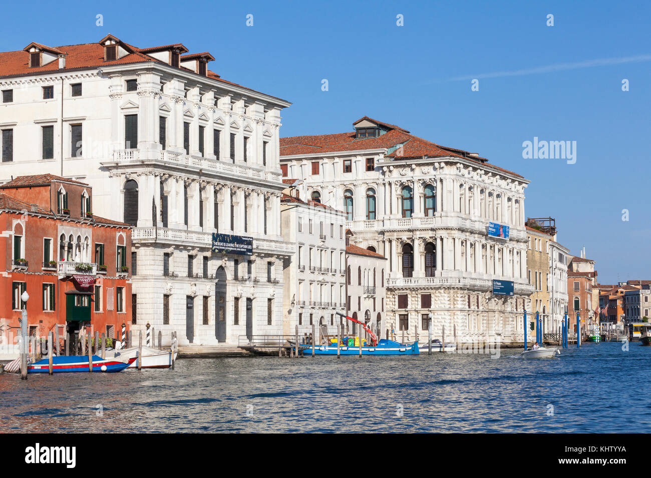 Grand Canal mit Ca Pesaro (Galerie für Moderne Kunst) und der Palazzo Ecke della Regina im frühen Morgenlicht, Venedig, Italien Stockfoto