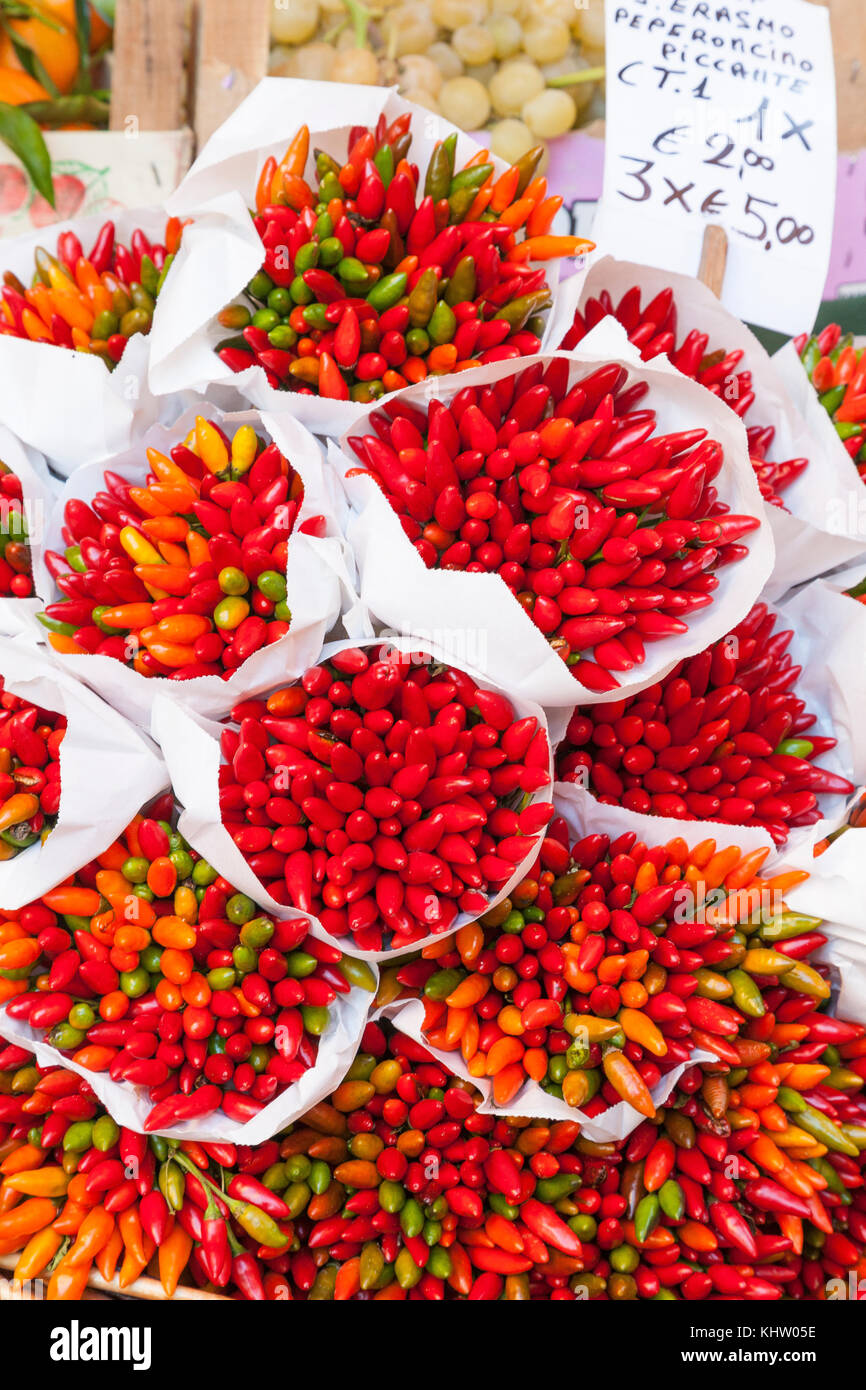 Blumensträuße frisch red hot chili peppers oder Peperoncini auf Verkauf an der Rialto Markt, Venedig, Italien angezeigt. Lokale oder regionale Produkte in Sant'Erasm gewachsen Stockfoto