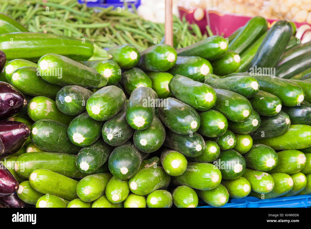 Anzeige der frisch geernteten jungen Zucchini oder Zucchini auf ein open air auf einem Bauernmarkt Abschaltdruck Stockfoto