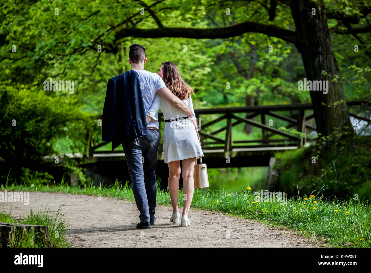 Ein junges Paar, das sich verliebt hat, ein Paar, das in einem Park spaziert, ein Paar, das ein Hintermann in einem Garten ist, ein romantisches Paar in Pruhonice Park Stockfoto