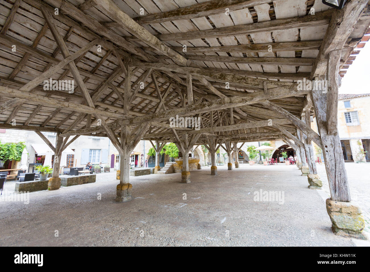 Monpazier Marktplatz mit der alten Markthalle, Département, Nouvelle - Aquitaine, Frankreich. Stockfoto