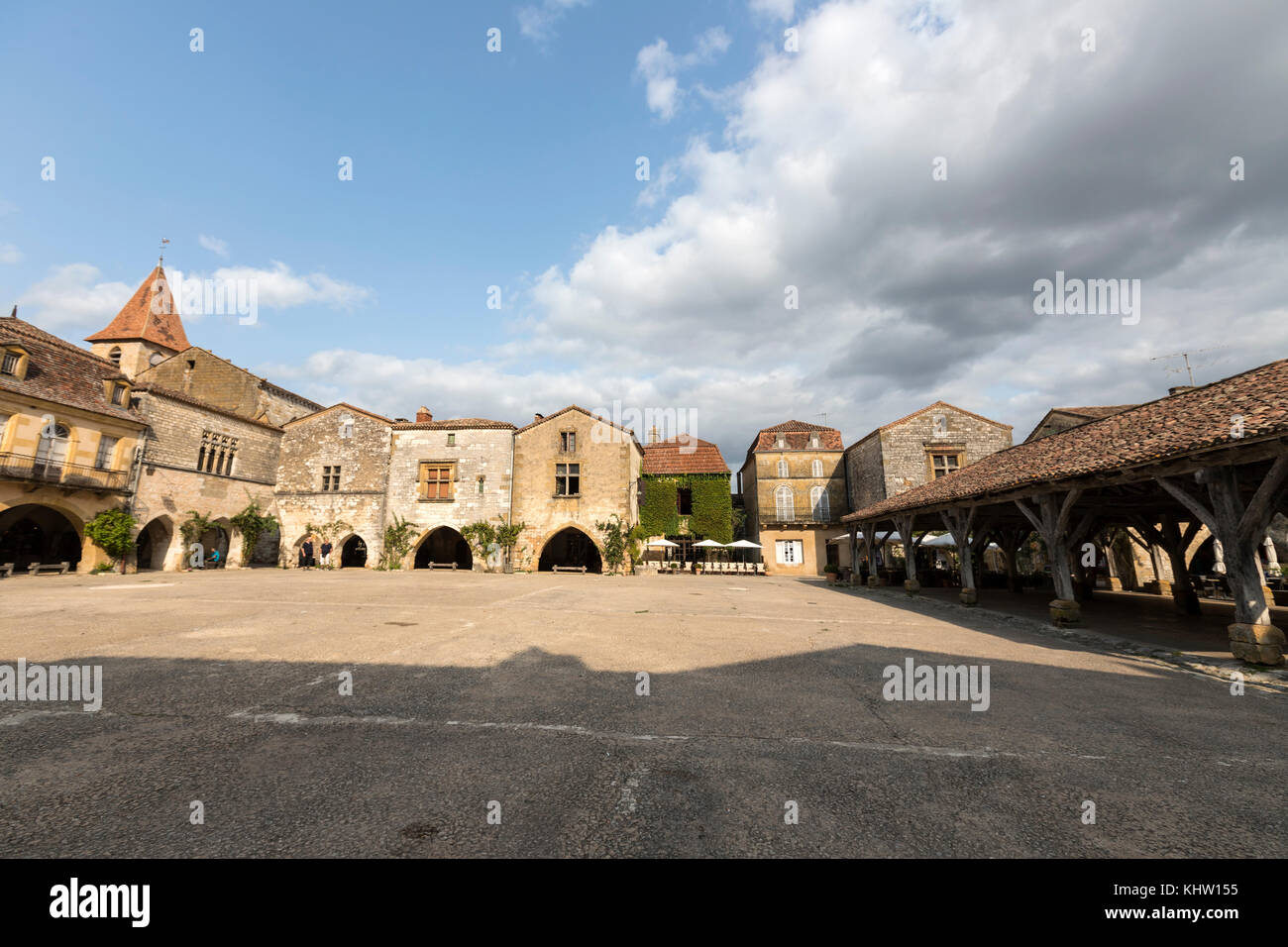 Monpazier Marktplatz mit der alten Markthalle, Département, Nouvelle - Aquitaine, Frankreich. Stockfoto