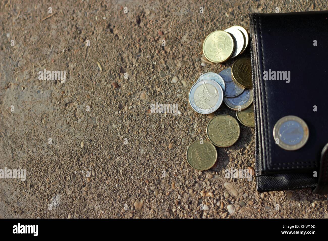 Brieftasche auf dem Bürgersteig cash Stockfoto