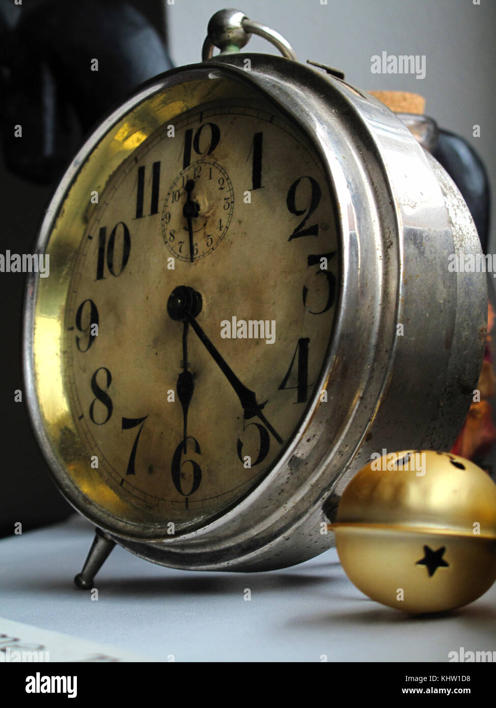 Alte Uhr mit Weihnachten Dekoration Stockfoto