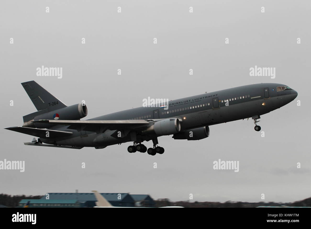 T-264, eine McDonnell Douglas KDC-10, die von der Royal Netherlands Air Force betrieben wird, am Prestwick International Airport in Ayrshire. Stockfoto