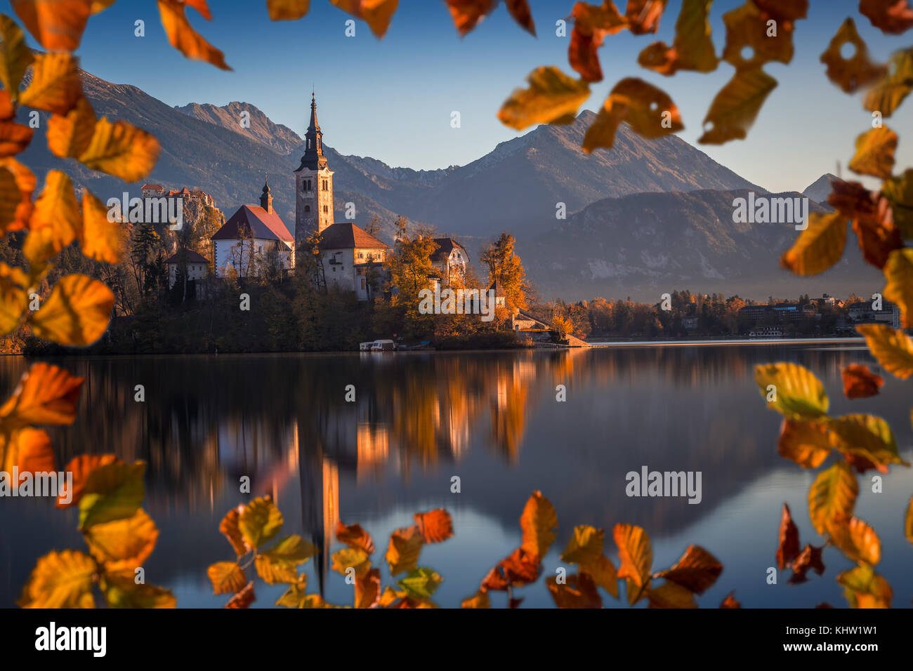 Bled, Slowenien - Schöne Herbst Sonnenaufgang am Bleder See mit der berühmten Wallfahrtskirche Mariä Himmelfahrt der Maria mit Burg von Bled und die Julischen Alpen Stockfoto
