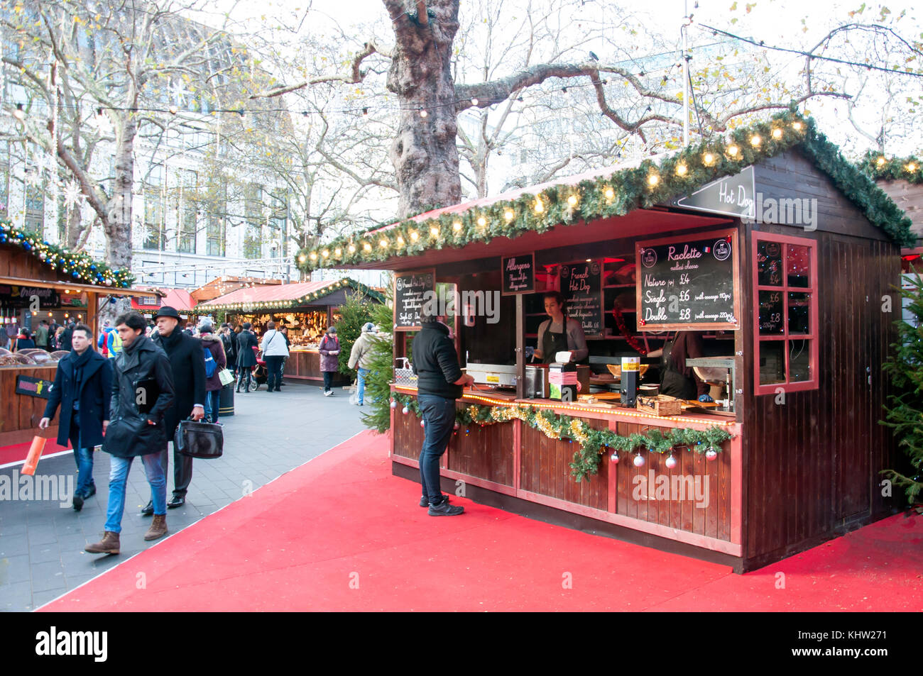 Französische raclette Abschaltdruck am Weihnachten in Leicester Square Festival, Leicester Square, West End, Westminster, London, England, Vereinigtes König Stockfoto