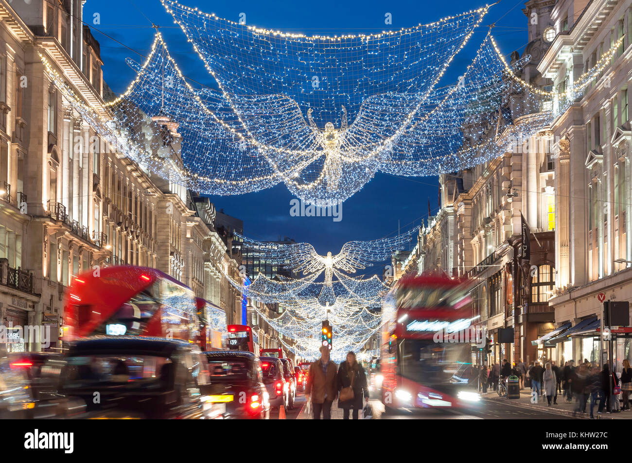 Weihnachtsbeleuchtung in der Dämmerung in der Regent Street, Soho, Westminster, London, England, Vereinigtes Königreich Stockfoto