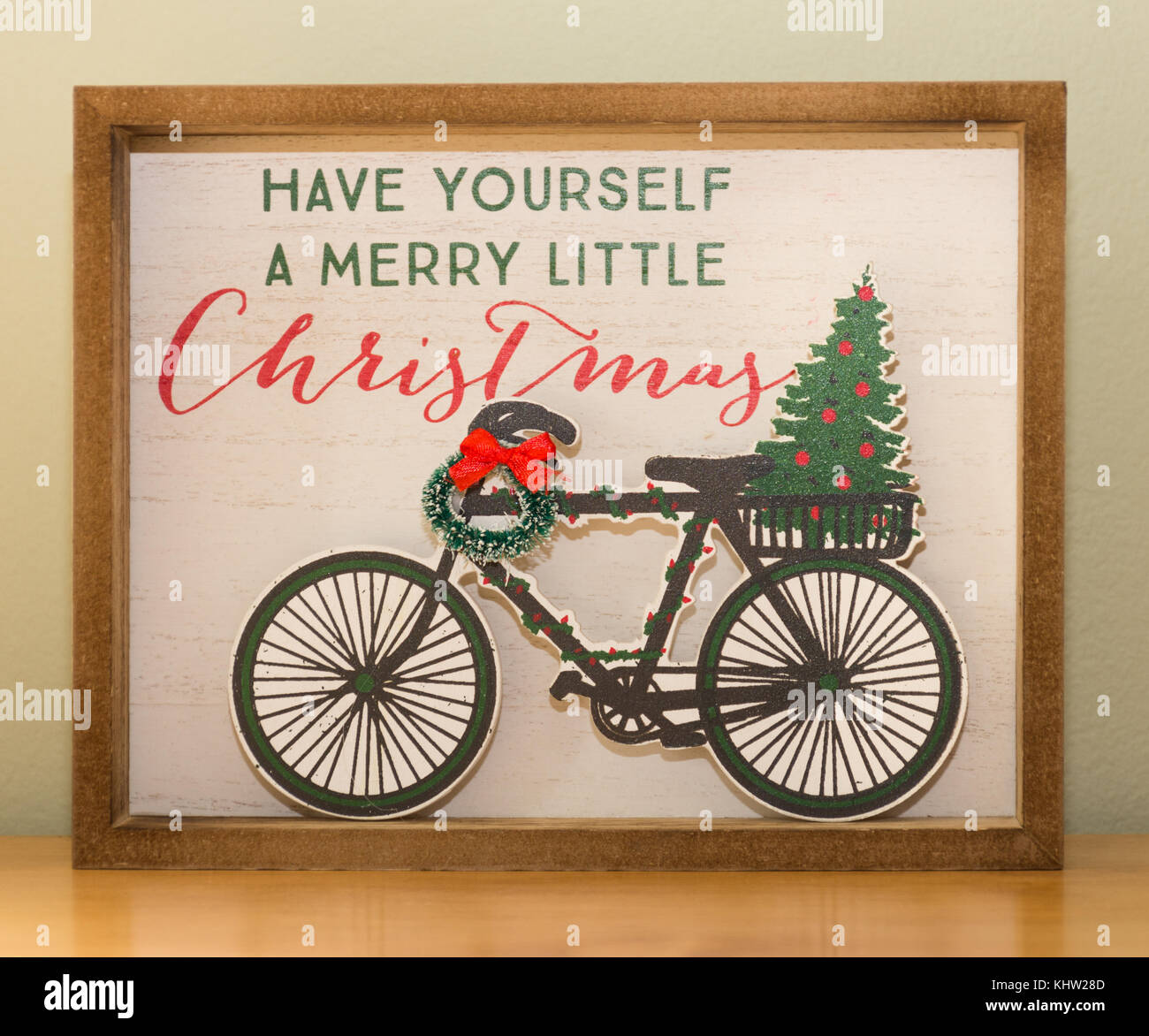 Nahaufnahme der eine Weihnachtsdekoration mit einem Fahrrad, Kranz mit  Schleife, Weihnachtsbaum und "haben Sie sich ein wenig lustig Weihnachten'  Stockfotografie - Alamy