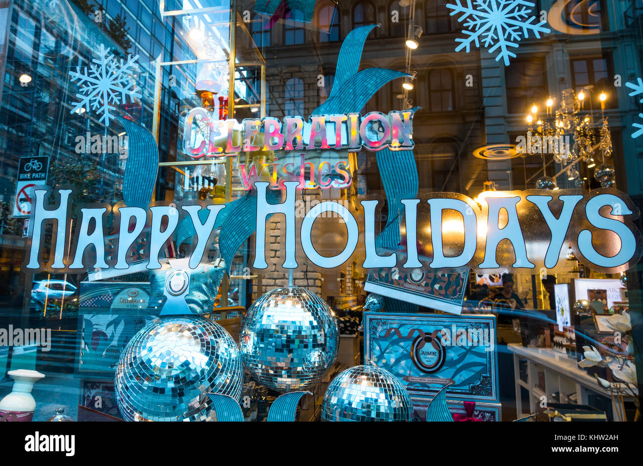 Feier Wünsche für einen schönen Urlaub in einem Schaufenster in Lower Manhattan. Stockfoto