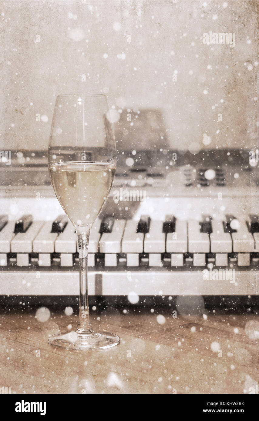 Kunstwerke im Vintage-Stil, Champagner-Glas, Pianoforte-/Schnee-Effekt Stockfoto