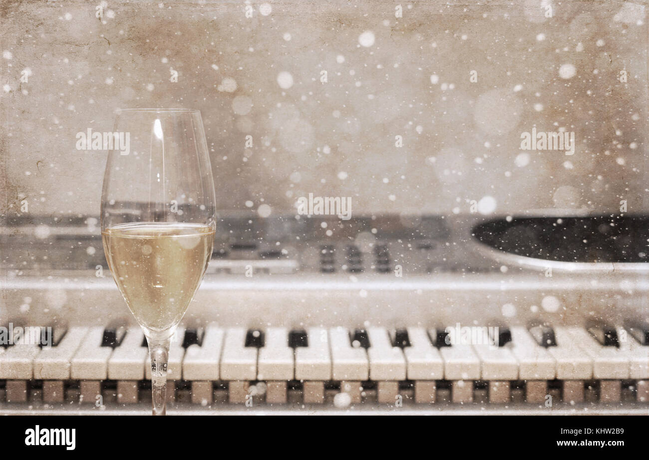 Kunstwerke im Vintage-Stil, Champagner-Glas, Pianoforte-/Schnee-Effekt Stockfoto