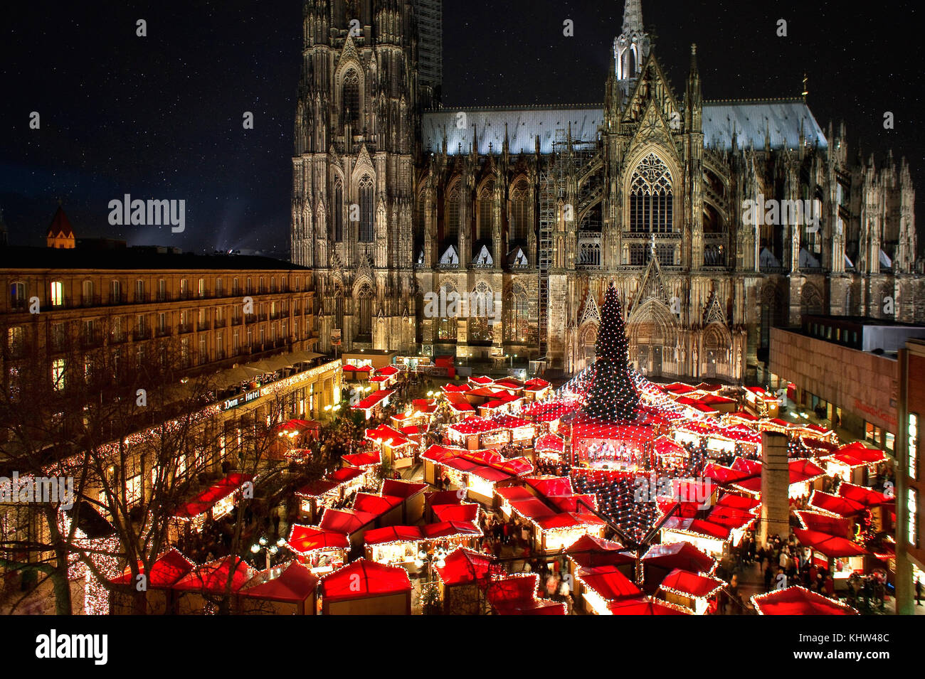Öffentliche Theater der Kölner Dom weihnachten Markt mit seinen typischen  LED-Beleuchtung und Stern Stockfotografie - Alamy