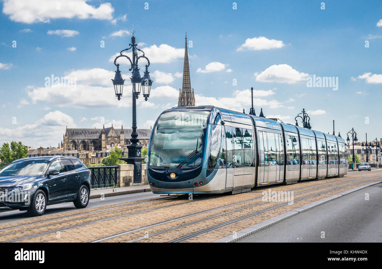 Frankreich, Gironde, Bordeaux, eine moderne Straßenbahn von Bordeaux Straßenbahnnetzes ist über die Pont-de-Pierre (Pierre Brücke) über den Garrone Ri Stockfoto