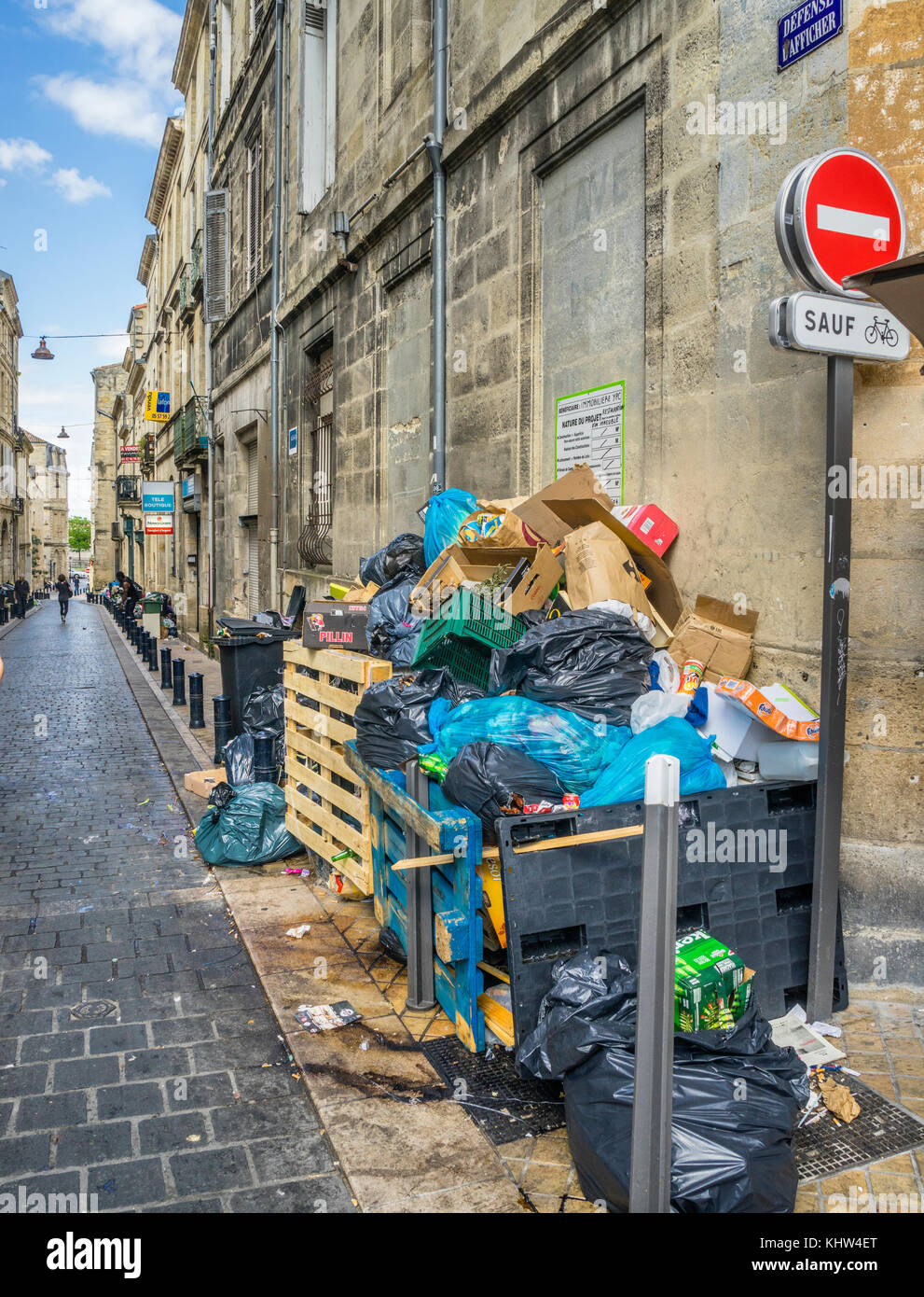 Frankreich, Gironde, Bordeaux, müllhaufen in einer Gasse bei der Bordeaux garbage collection Krise; Stockfoto