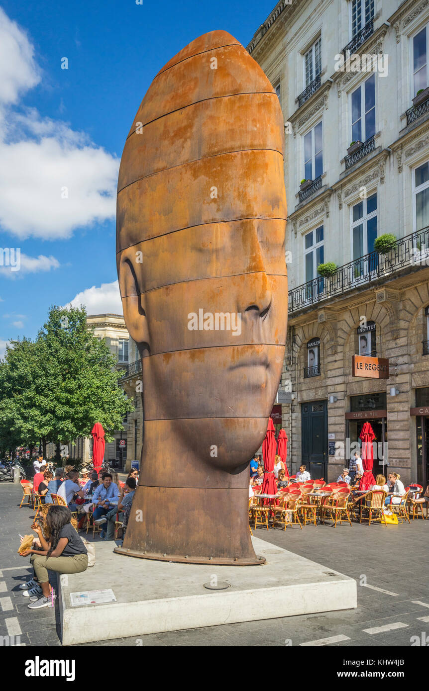 Frankreich, Gironde, Bordeaux, Place de la Comédie, Gusseisen weiblich Portrait Skulptur, mit der Überschrift "ana" von Jaume Plensa Stockfoto