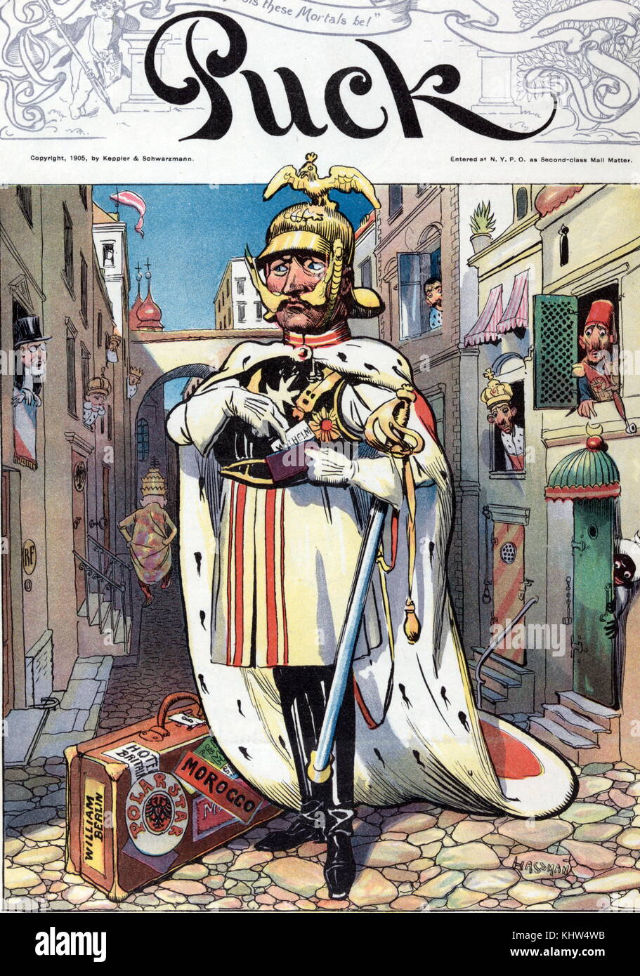 Cartoon, Kaiser Wilhelm II. von Deutschland (1859-1941) steht in der Mitte der schmalen Straße mit Kopfsteinpflaster, möglicherweise in Italien (der Papst trägt die päpstliche Krone, unten ist zu Fuß die Straße, in den Hintergrund), die mit einer Visitenkarte mit der Aufschrift "Wilhelm" von einem kleinen Beutel in der linken Hand. Die französische Flagge hängt über der Tür mit der Aufschrift 'RF', auf der linken Seite, wo ein Mann aus Schiefer ist ein Fenster. Österreich scheint die nächste Tür auf der linken Seite, und anderen Herrschern lean aus Windows auf beiden Seiten der Straße. Bei Wilhelm die Füße ist ein Koffer. Stockfoto