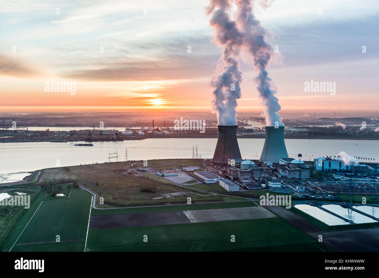 Luftaufnahme des Sonnenaufgangs im Kernkraftwerk Doel, Engie Electrabel im Hafen von Antwerpen Stockfoto