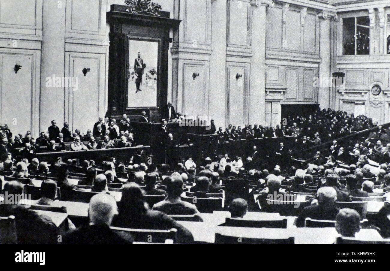 Foto mit der kaiserlichen Duma während der Verabschiedung des Krieges Entschließung getroffen Nach dem Großen Krieg. Vom 20. Jahrhundert Stockfoto