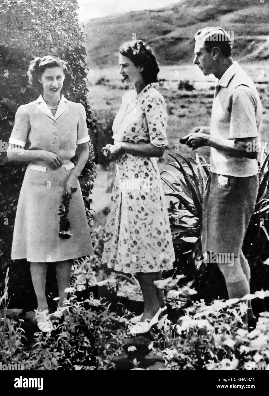 Foto von König George VI mit seinen zwei Töchtern, Prinzessin Margaret (links) und Prinzessin Elizabeth (Mitte). George VI (1895-1952) König von Großbritannien und die Dominions des British Commonwealth, der letzte Kaiser von Indien und der erste Leiter des Commonwealth. Prinzessin Margaret, Countess von Snowdon (1930-2002). Prinzessin Elizabeth (1926-) Königin von Großbritannien, Kanada, Australien und Neuseeland. Vom 20. Jahrhundert Stockfoto