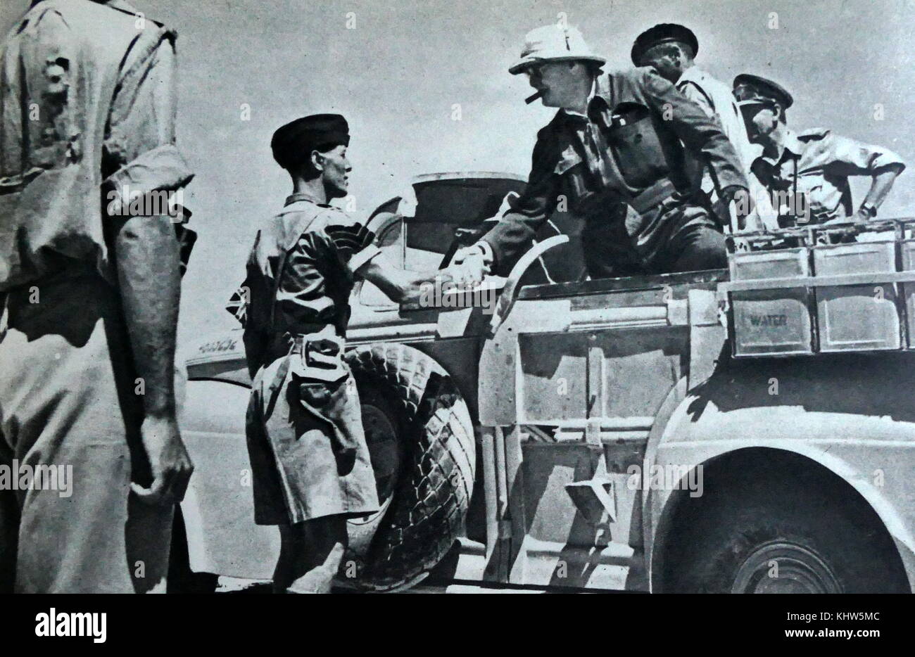 Foto von Präsident Harry S. Truman die Hände schütteln mit einem Sergeant der eine gepanzerte Brigade. Harry S. Truman (1884-1972) Der 33. Präsident der Vereinigten Staaten. Vom 20. Jahrhundert Stockfoto