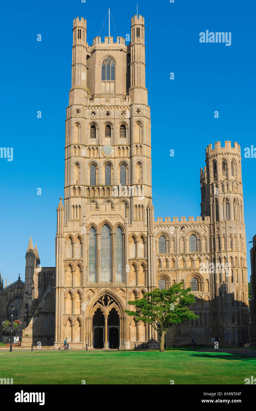 Ely Cathedral UK, Blick im Sommer auf den Westturm der Ely Cathedral, Cambridgeshire, England, Großbritannien. Stockfoto